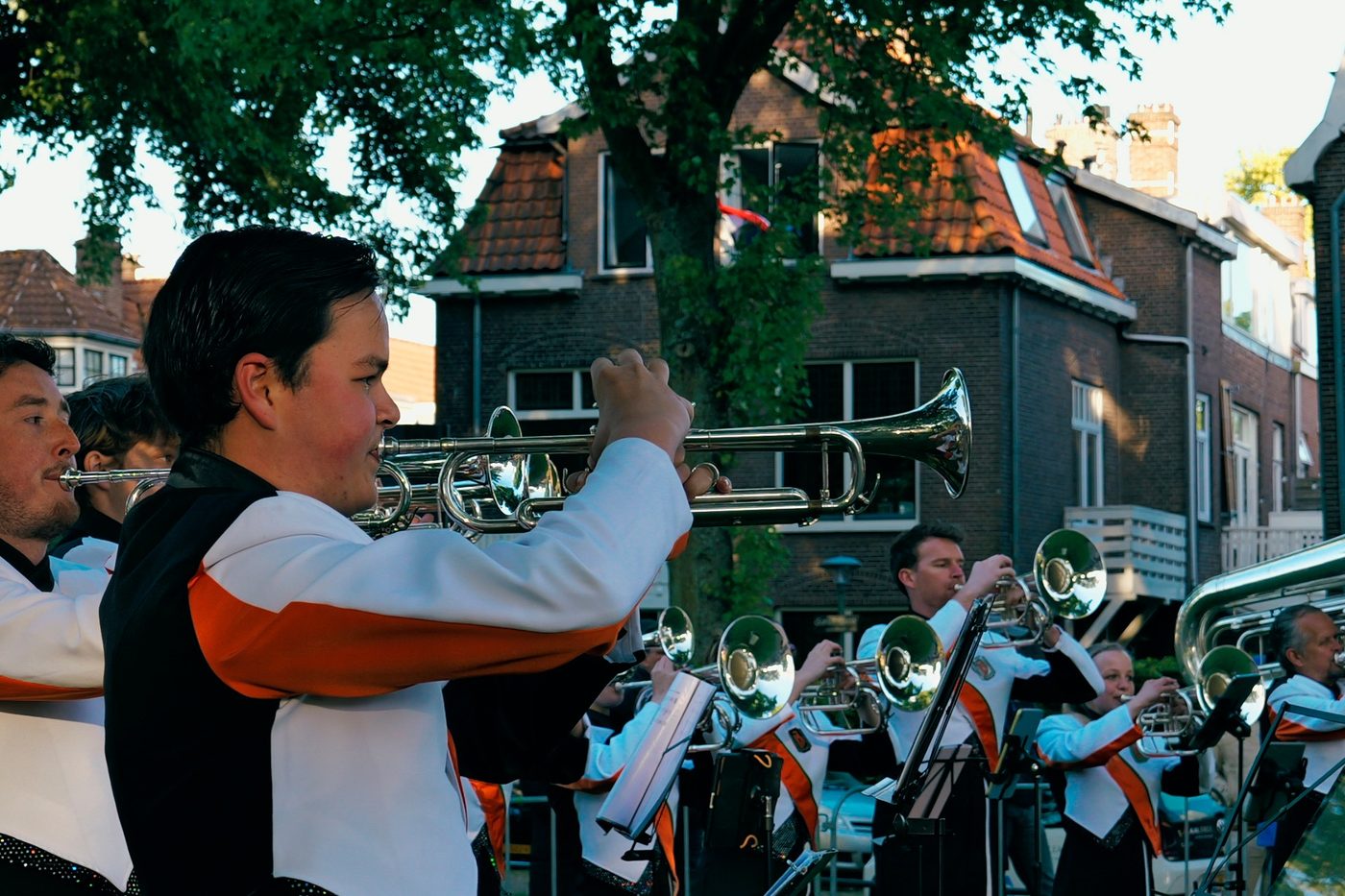 Gisteravond stonden we met een heel mooie groep Juballers op het Sumatraplein… (foto 2 van 10)