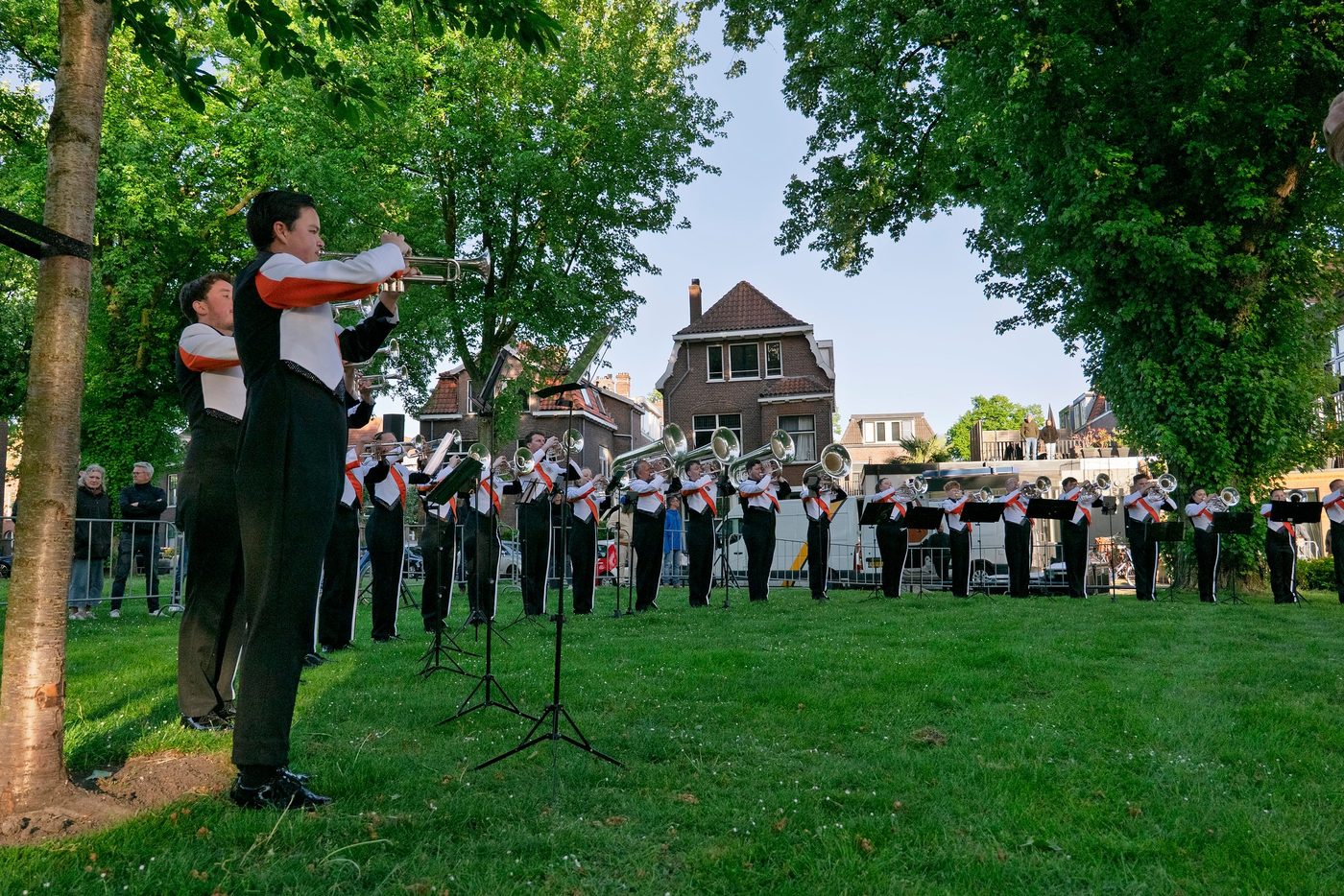 Gisteravond stonden we met een heel mooie groep Juballers op het Sumatraplein… (foto 7 van 10)