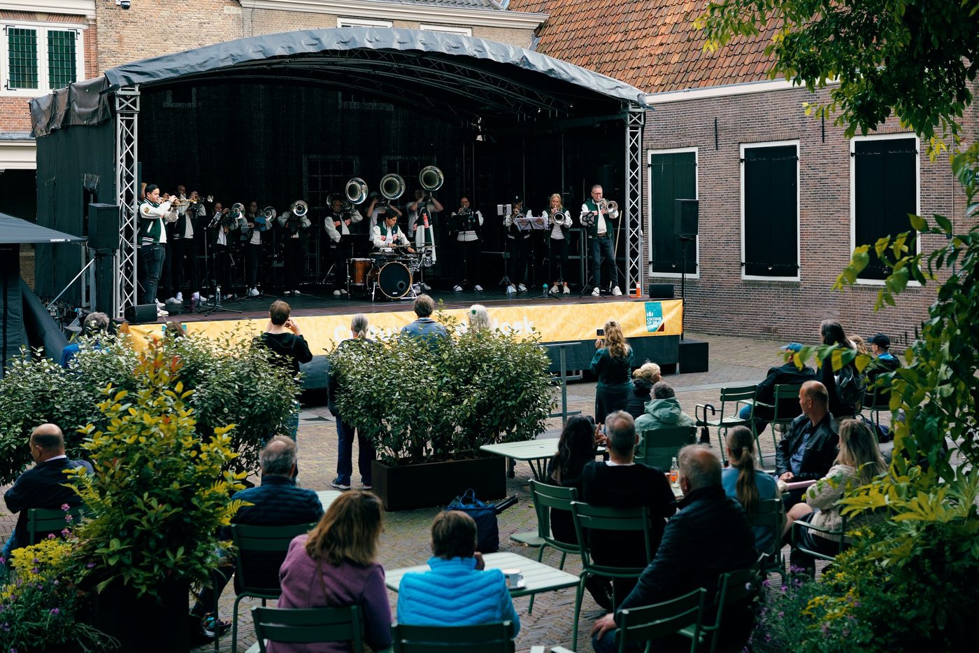 Orange Brass kleurde Dordrecht dit weekend met haar swingende klanken (foto 1 van 10)
