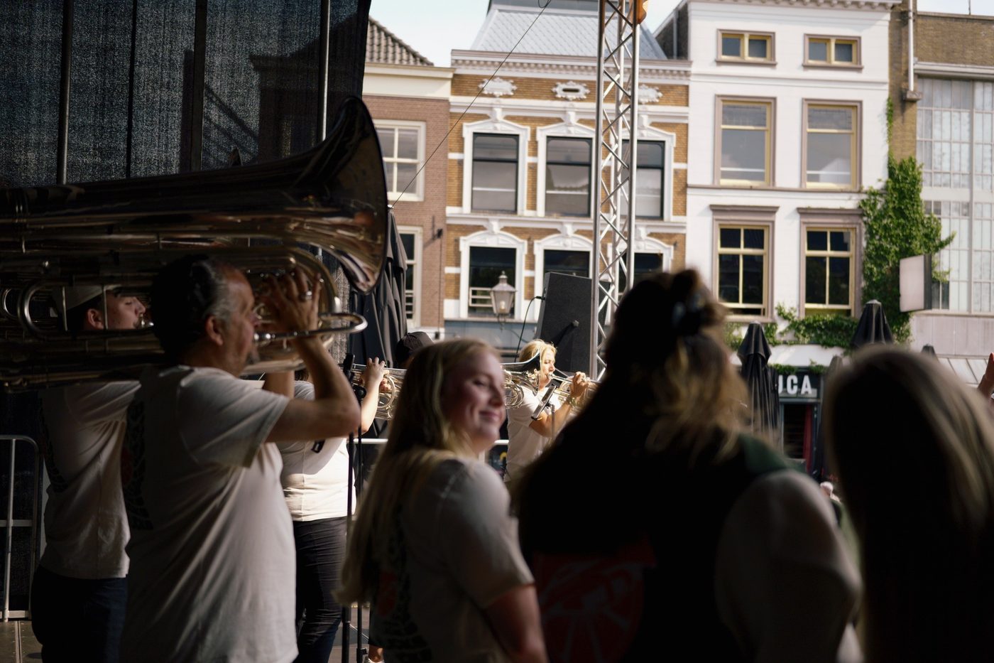 Orange Brass kleurde Dordrecht dit weekend met haar swingende klanken (foto 6 van 10)