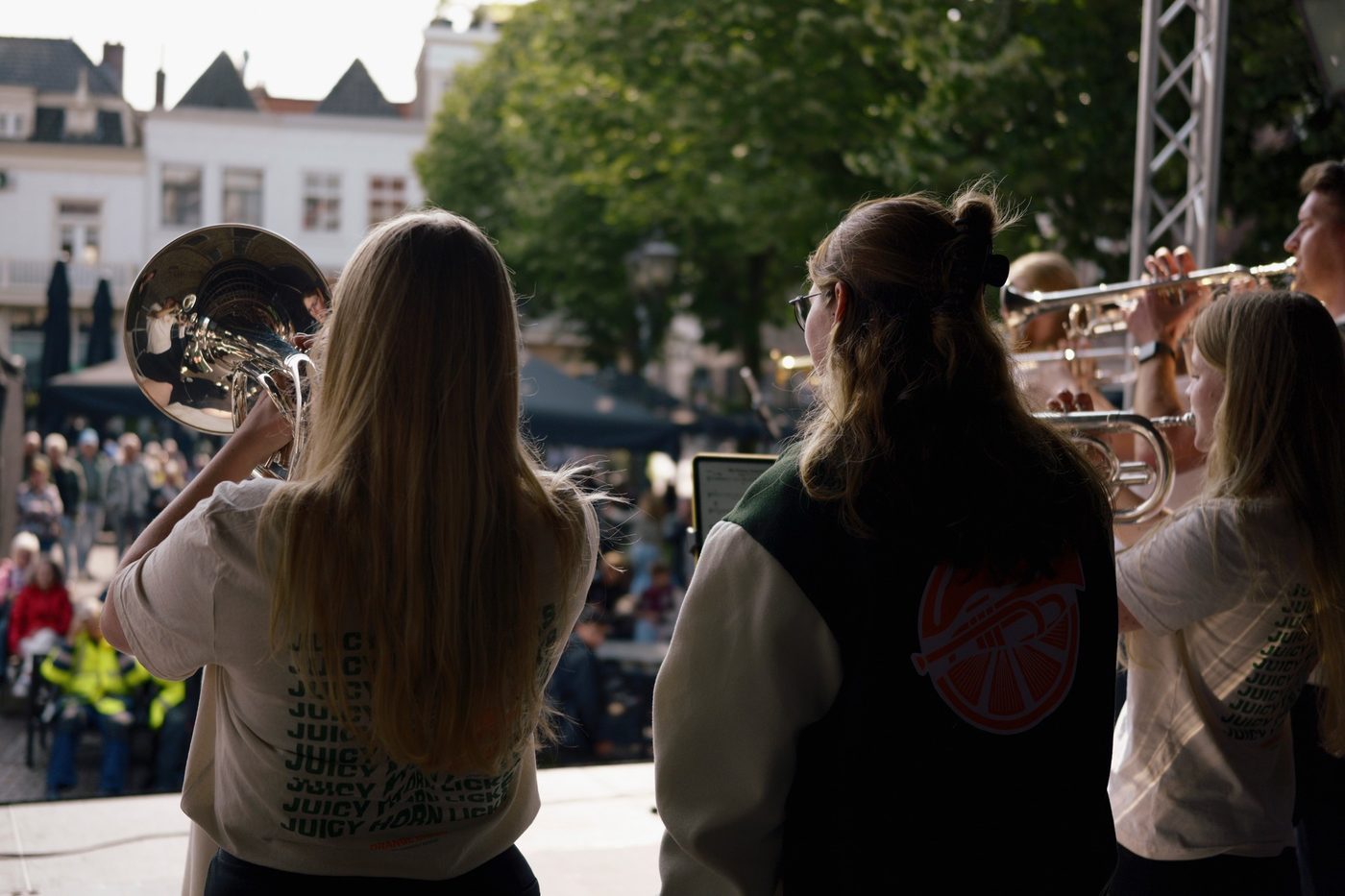 Orange Brass kleurde Dordrecht dit weekend met haar swingende klanken (foto 8 van 10)