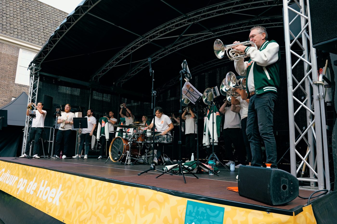 Orange Brass kleurde Dordrecht dit weekend met haar swingende klanken (foto 10 van 10)