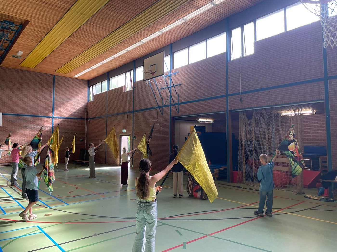 Vandaag werd er met veel enthousiasme, door de instructeurs van Jong Jubal… (foto 1 van 2)