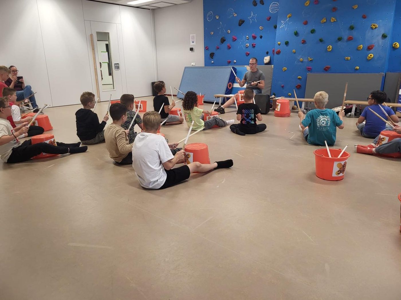 Vandaag werd er met veel enthousiasme, door de instructeurs van Jong Jubal… (foto 2 van 2)