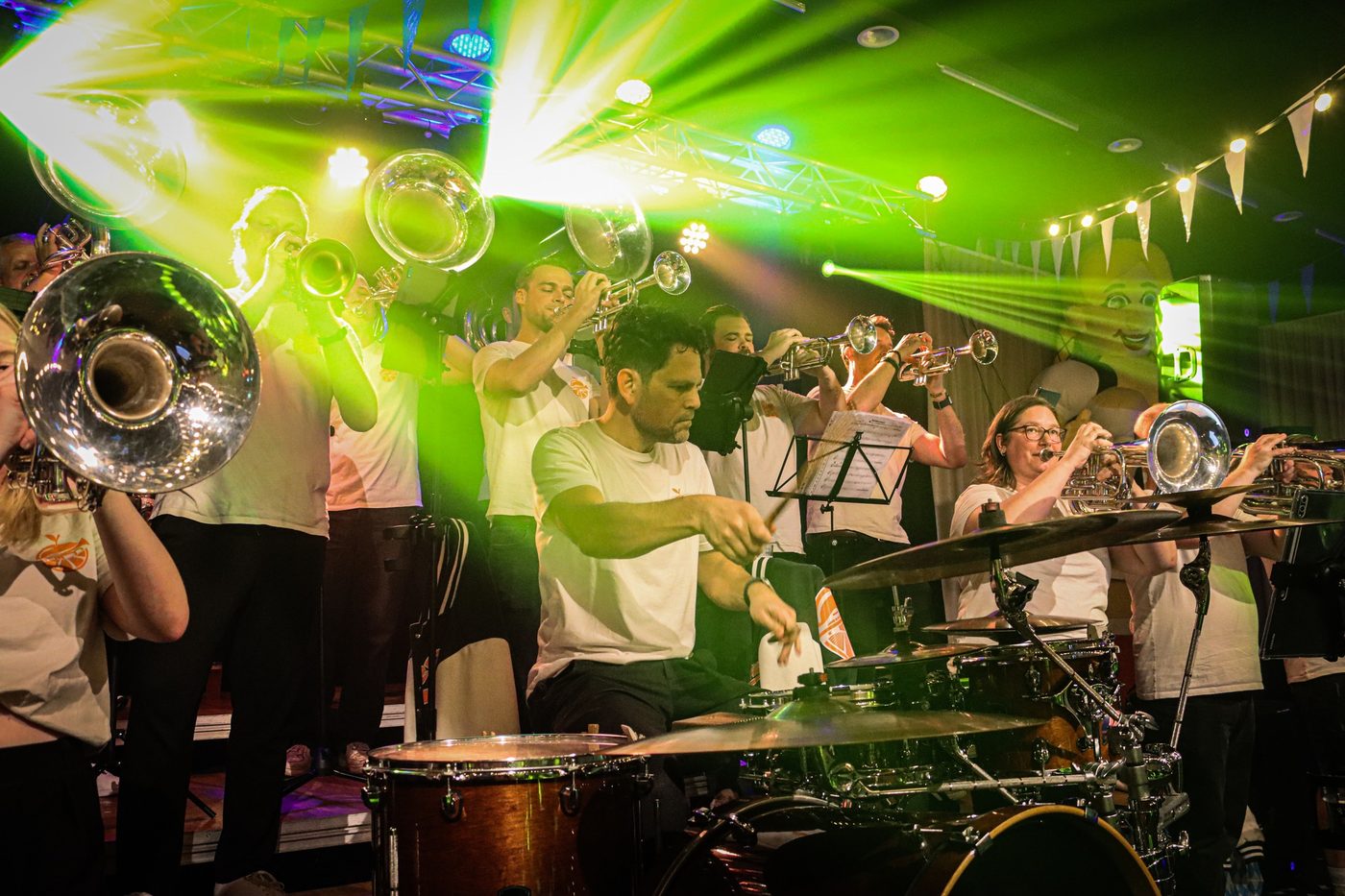 Orange Brass bij het Dweilfest van Iren3! (foto 1 van 6)