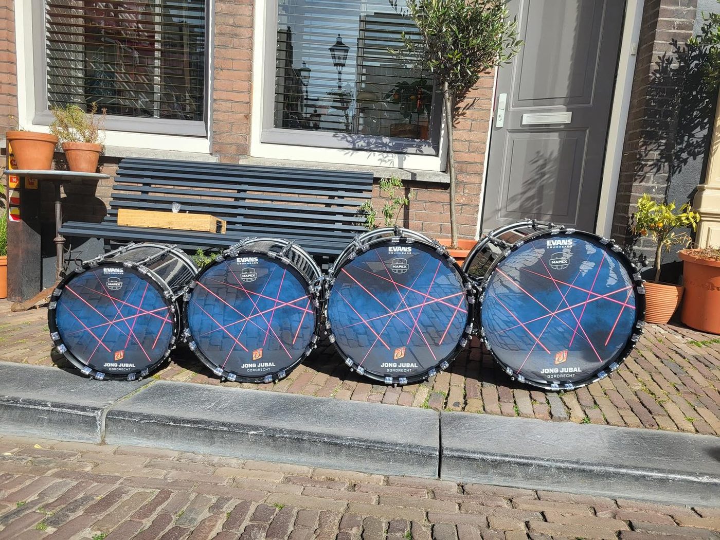 Jong Jubal straalt met de nieuwe bassdrumvellen! (foto 1 van 3)
