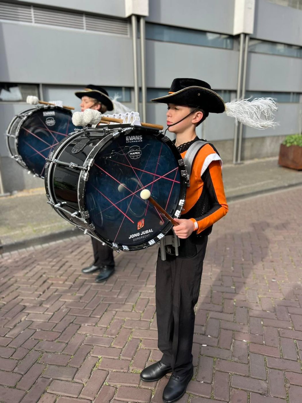 Jong Jubal straalt met de nieuwe bassdrumvellen! (foto 2 van 3)