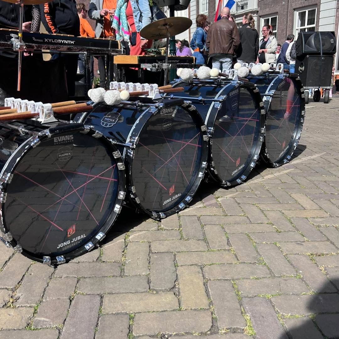 Jong Jubal straalt met de nieuwe bassdrumvellen! (foto 3 van 3)