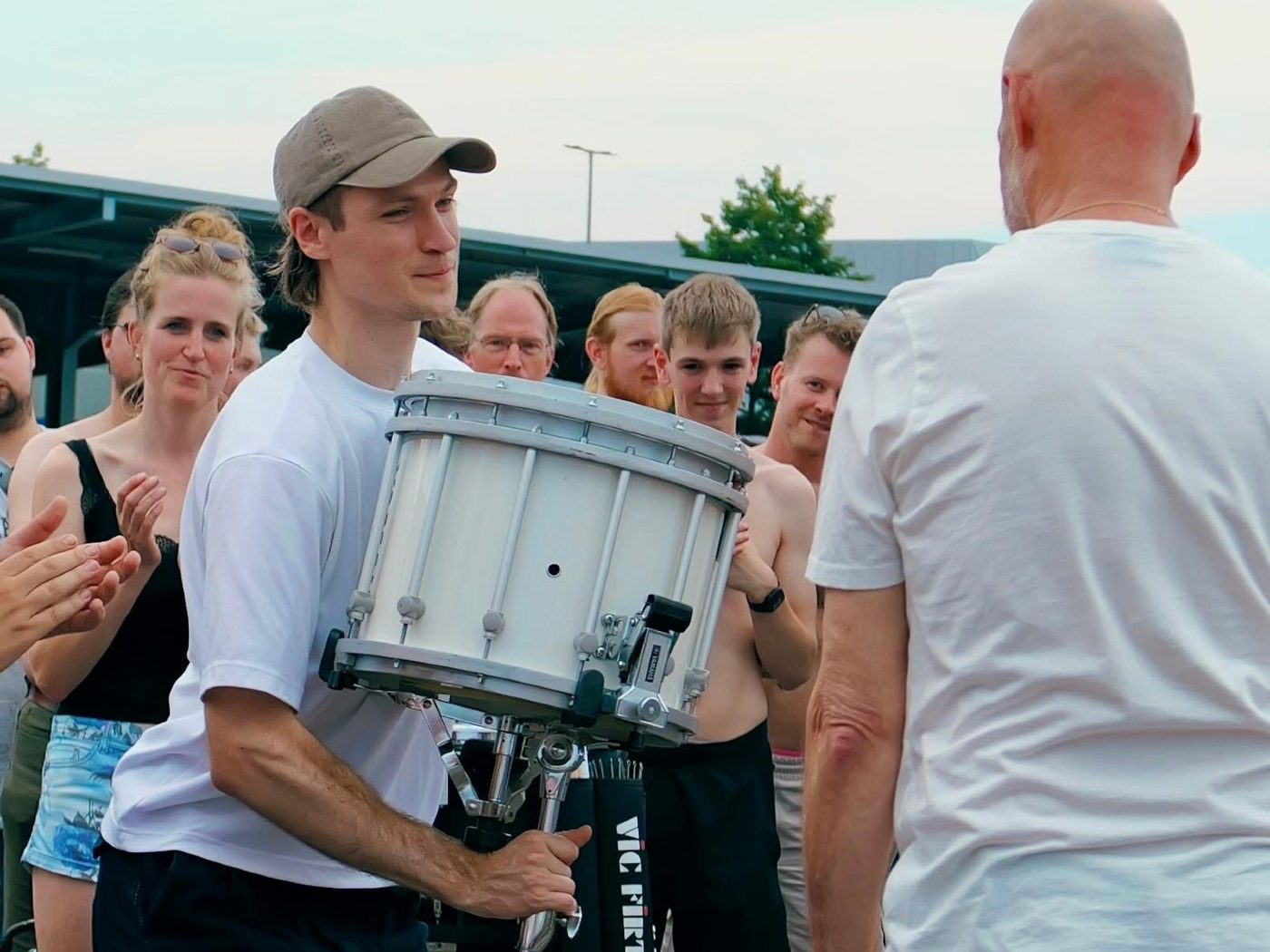 Een bijzonder moment in de pauze van de Jubal Legacy Project repetitie (foto 2 van 3)